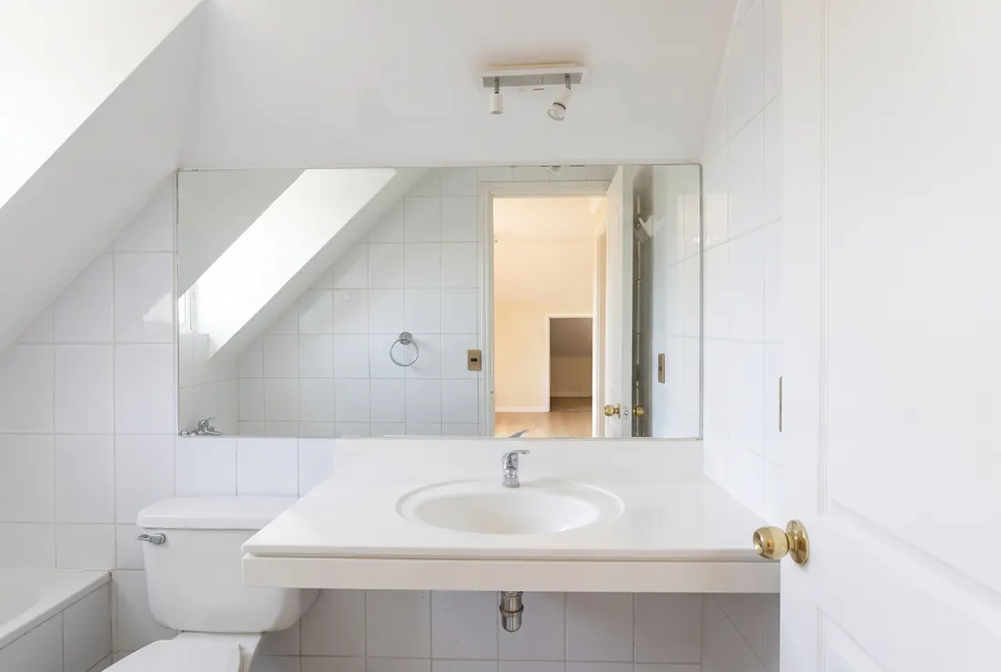 Bano abuhardillado · 2do piso · Casa 2, Los Fresnos, Huechuraba