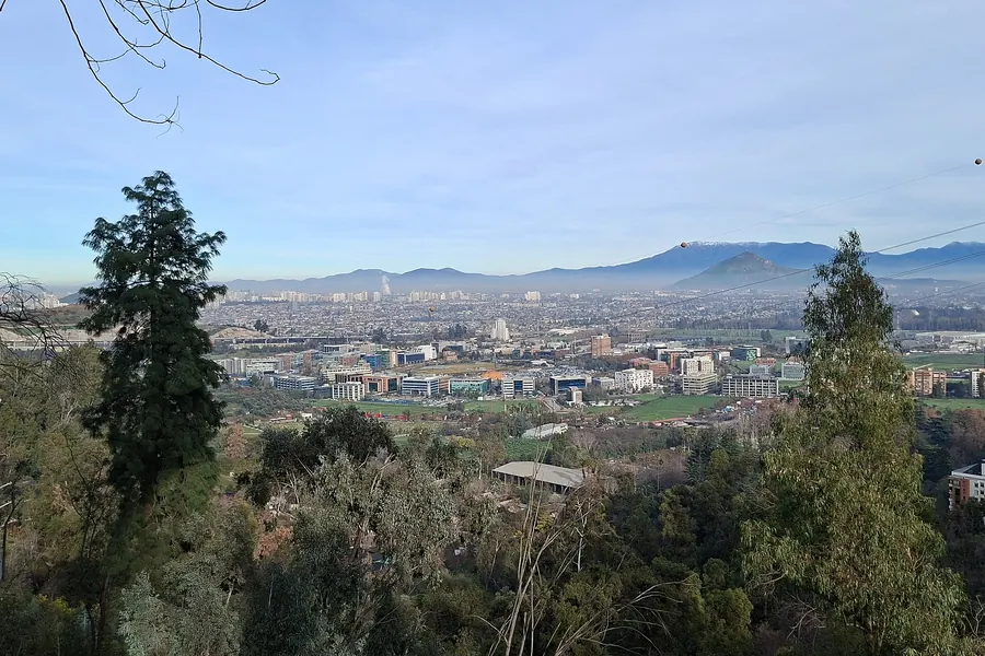 Vista panorámica hacia Ciudad Empresarial desde los cerros de Huechuraba