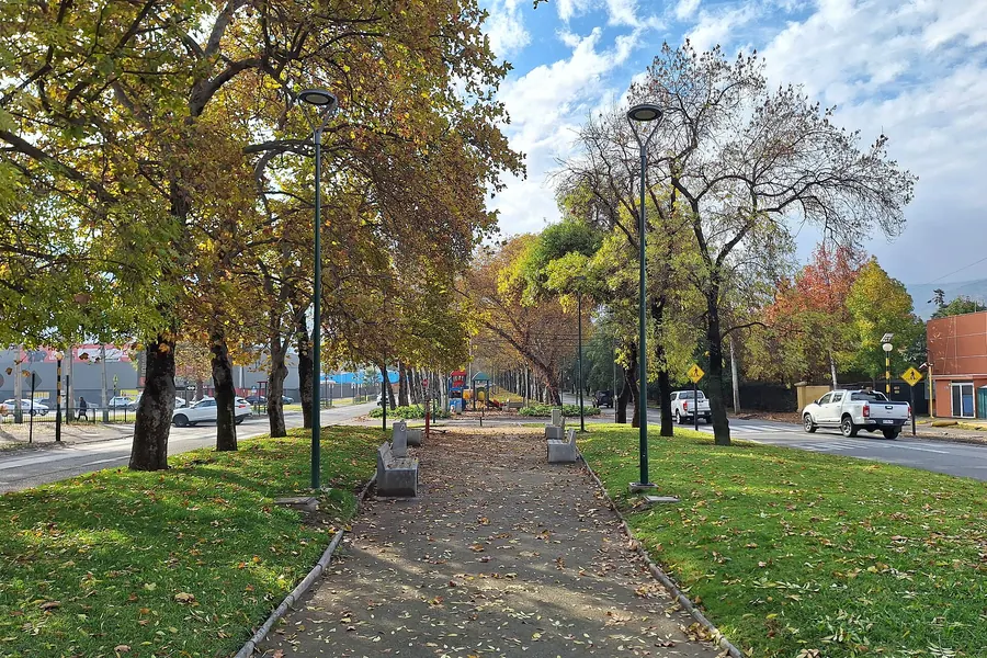 Parque Pedro Fontova en Huechuraba: camino peatonal entre árboles y césped