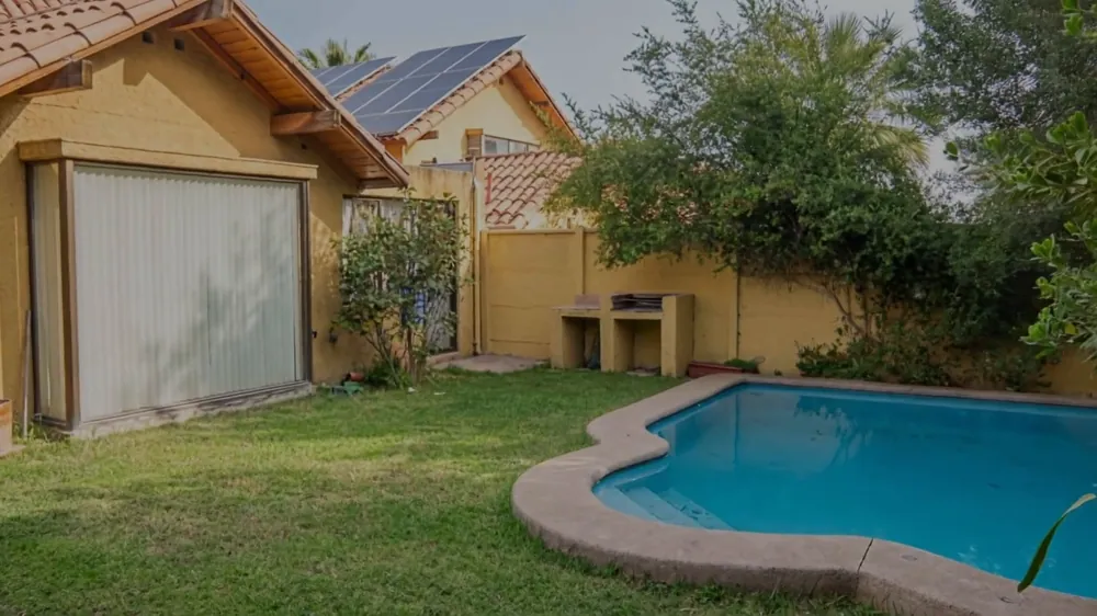 Jardín de la Casa 1 con la piscina y la casa al fondo, fotograma del recorrido en video