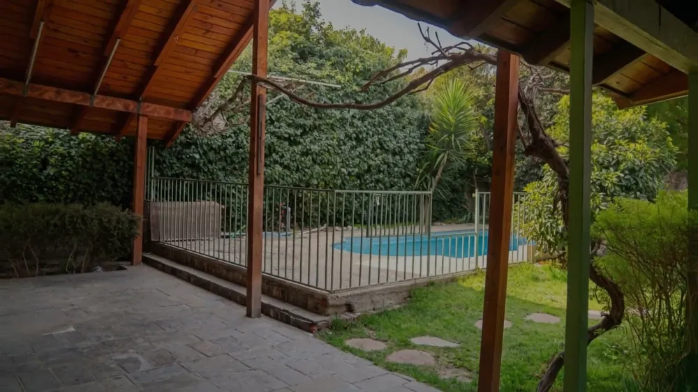 Quincho de la Casa 2 mirando hacia la piscina y el jardín, fotograma del recorrido en video